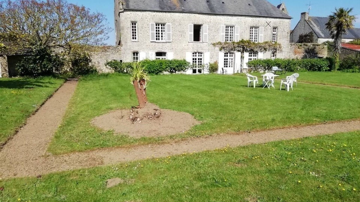 Fontenay-sur-Mer House | Classic French Presbytere 4 km Utah beach.