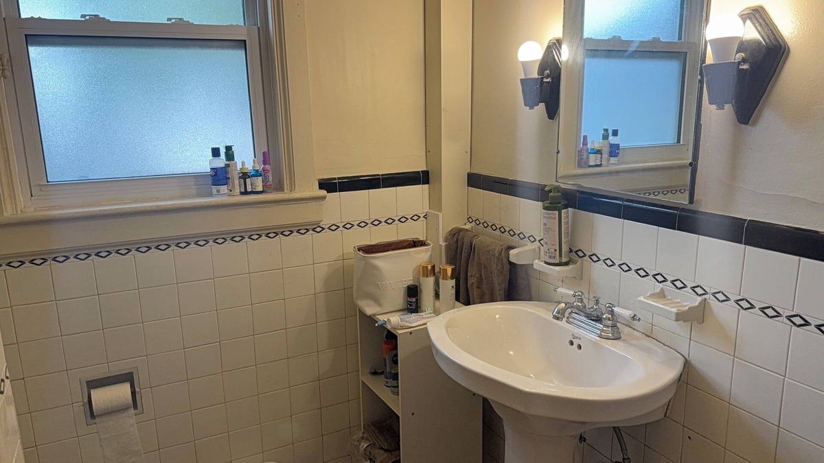 Chatham-Kent Apartment | Classic Grand Ground Level 1 bed Apartment in Downtown Chatham