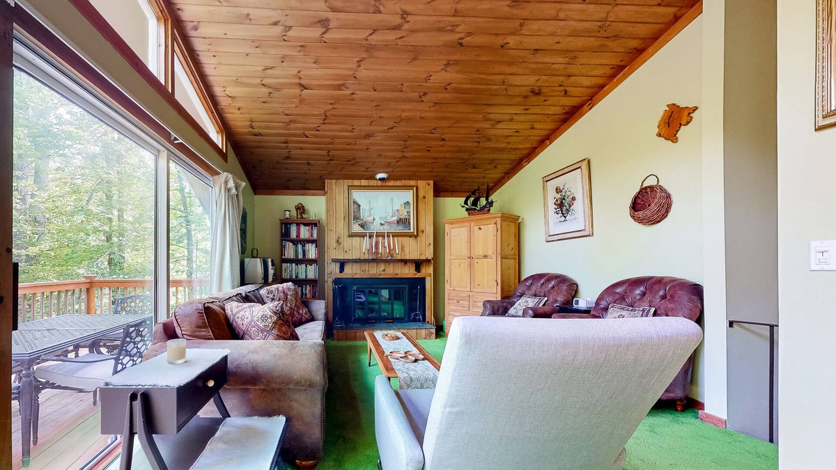 Londonderry House | Classic home half a mile from Magic Mountain with fireplace & large deck