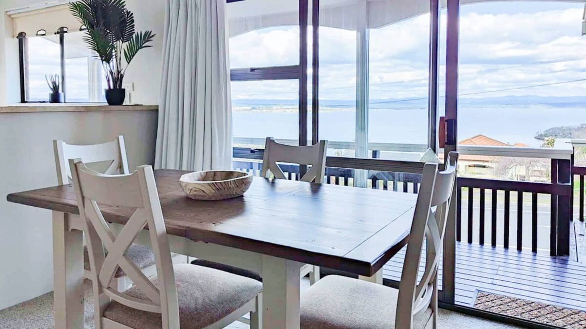 Acacia Bay House | Classic Home - Stunning Lake Views!