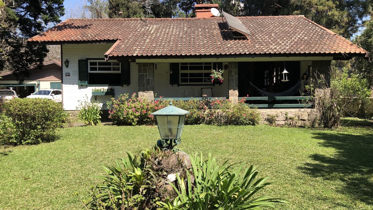 Planalto House | Classic House with Beautiful Garden in front of Christmas Light