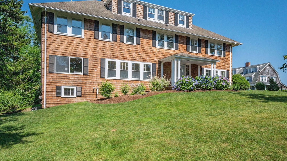 Hyannis Port House | Classic Hyannis Port Family House - Walk to the beach!