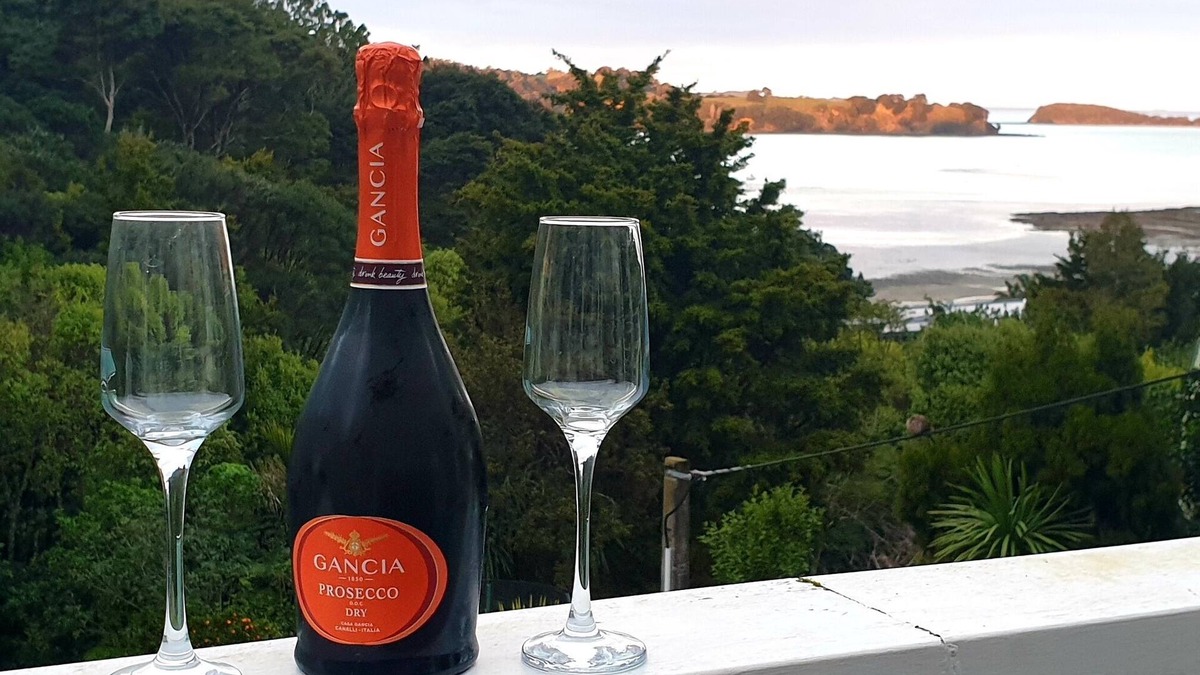 Mahurangi West House | Classic Kiwi bach, sea views and only 45 mins from Auckland