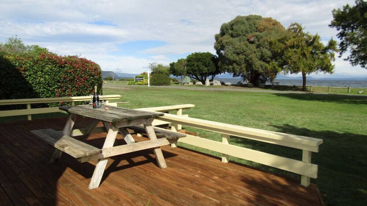 Waitahanui House | Classic Kiwi Bach by the Lake – Family Friendly in Five Mile Bay