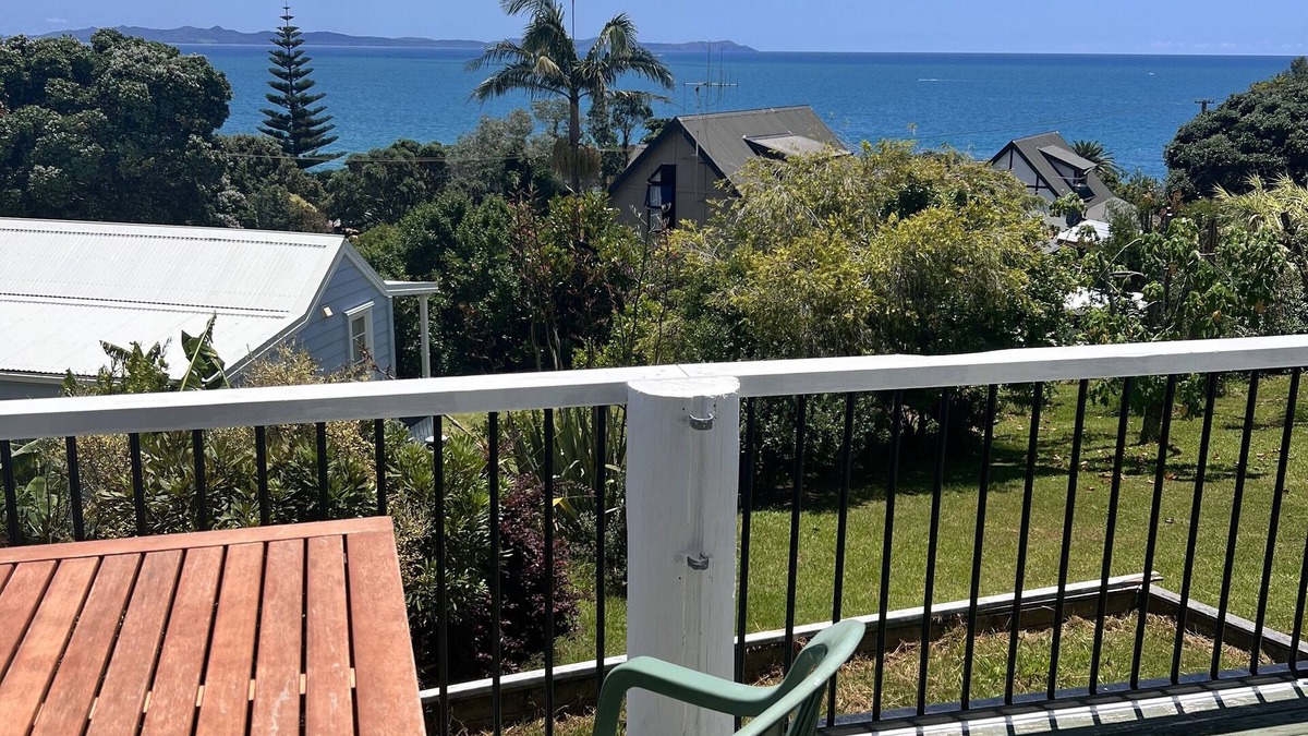 Cable Bay House | Classic kiwi bach in Cable Bay