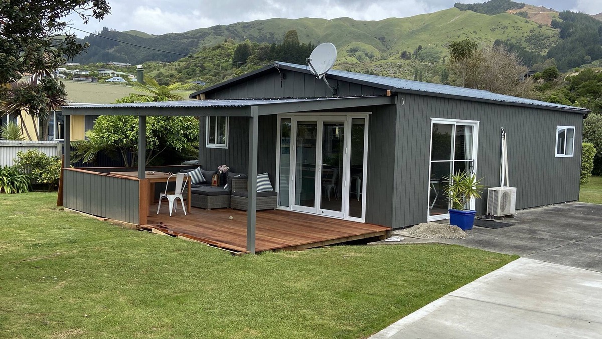 Pohara House | Classic Kiwi Bach in Pohara