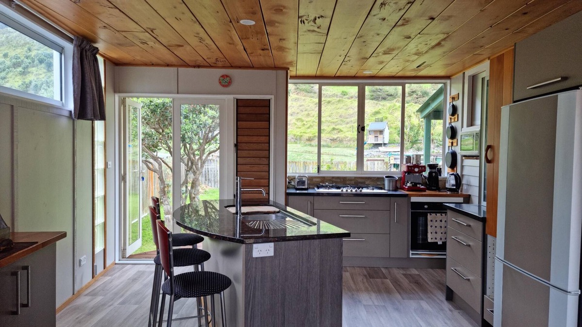 Te Akau House | Classic Kiwi Bach at Sunset Beach
