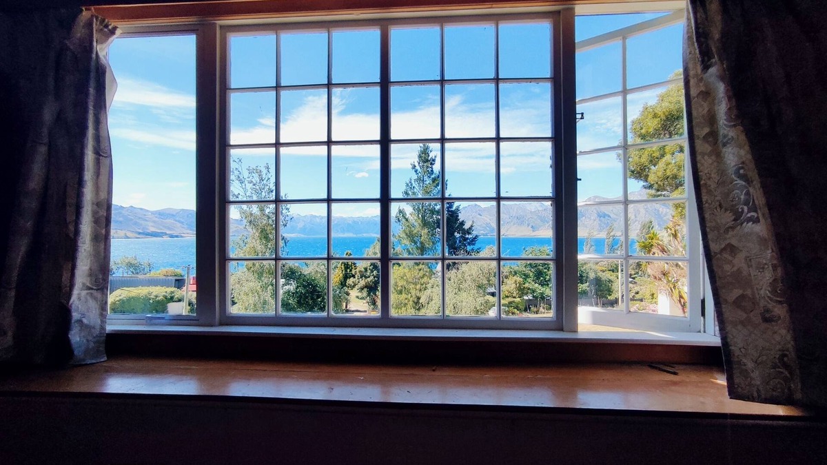 Lake Hawea House | Classic Kiwi Crib, 100m walk to the lake with room for the whole family.