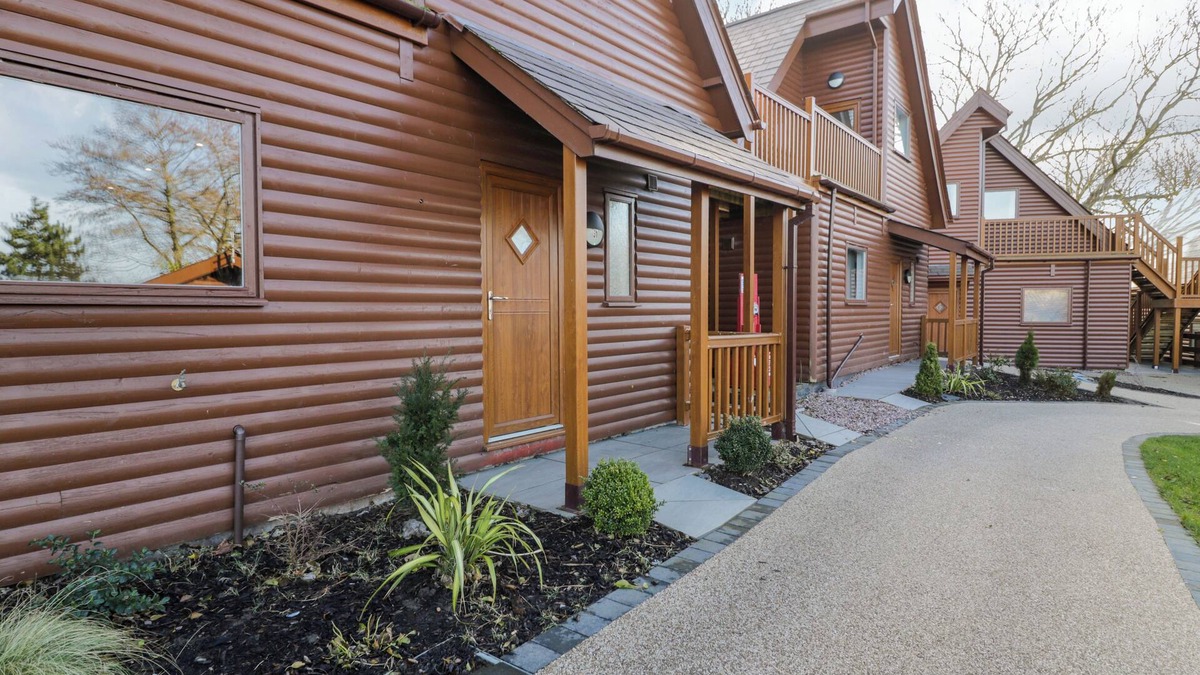 Meliden Cottage | CLASSIC LODGE 31, family friendly, with pool in Dyserth