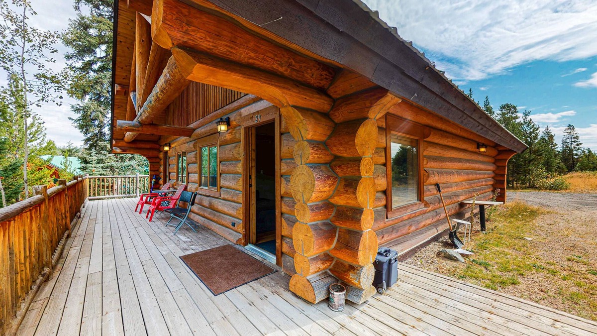 Lac Le Jeune Cabin | Classic log cabin with deck, full kitchen, & free internet