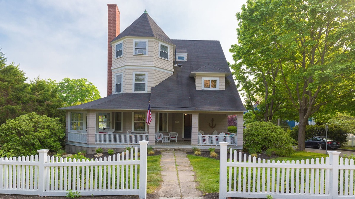 York Harbor House | Classic Maine Cottage short walk to beach, harbor, trails, park & village.