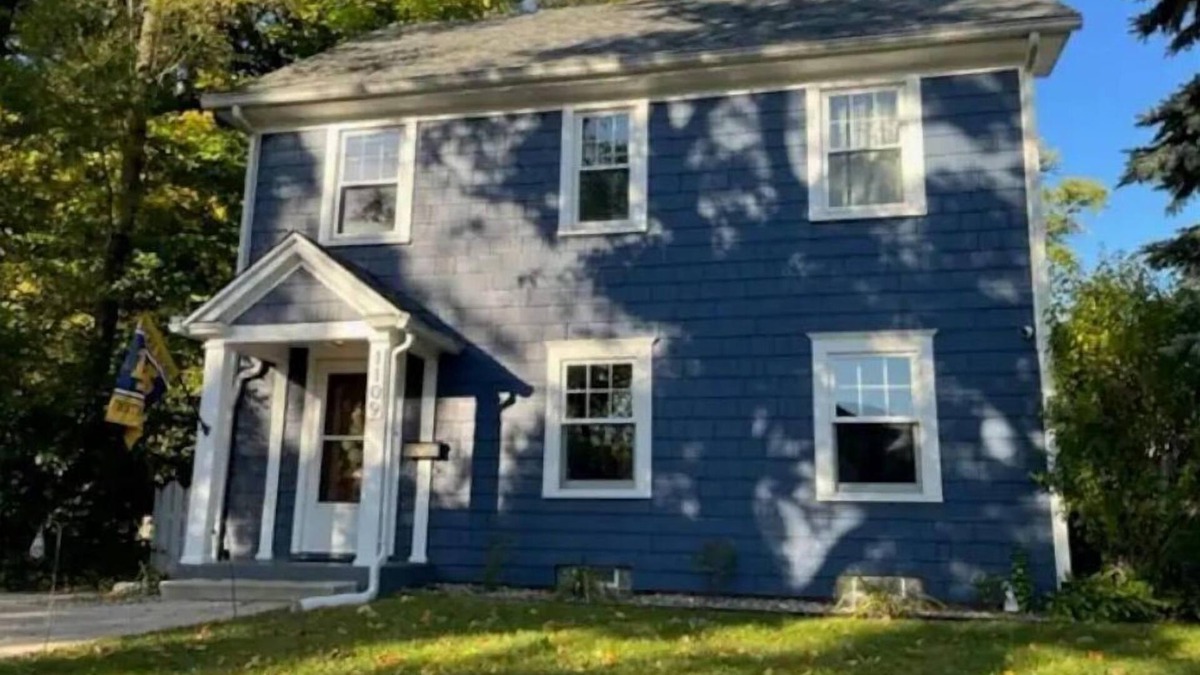 Harters Heights House | Classic Notre Dame House .7 mi walk to Campus via Angela or Eddy St. Sleeps 14.