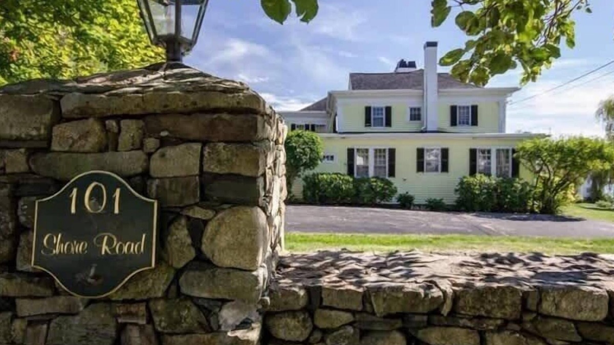 Cape Neddick House | Classic oceanview cottage