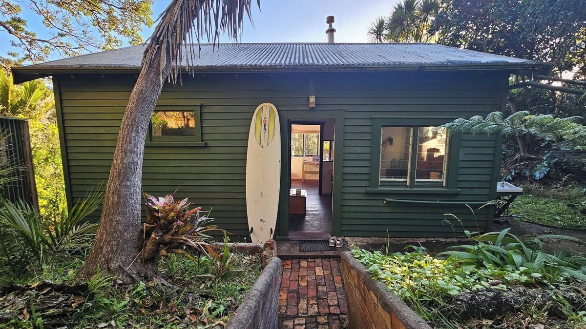 New Lynn Cottage | Classic Piha Bach - Seaview Road