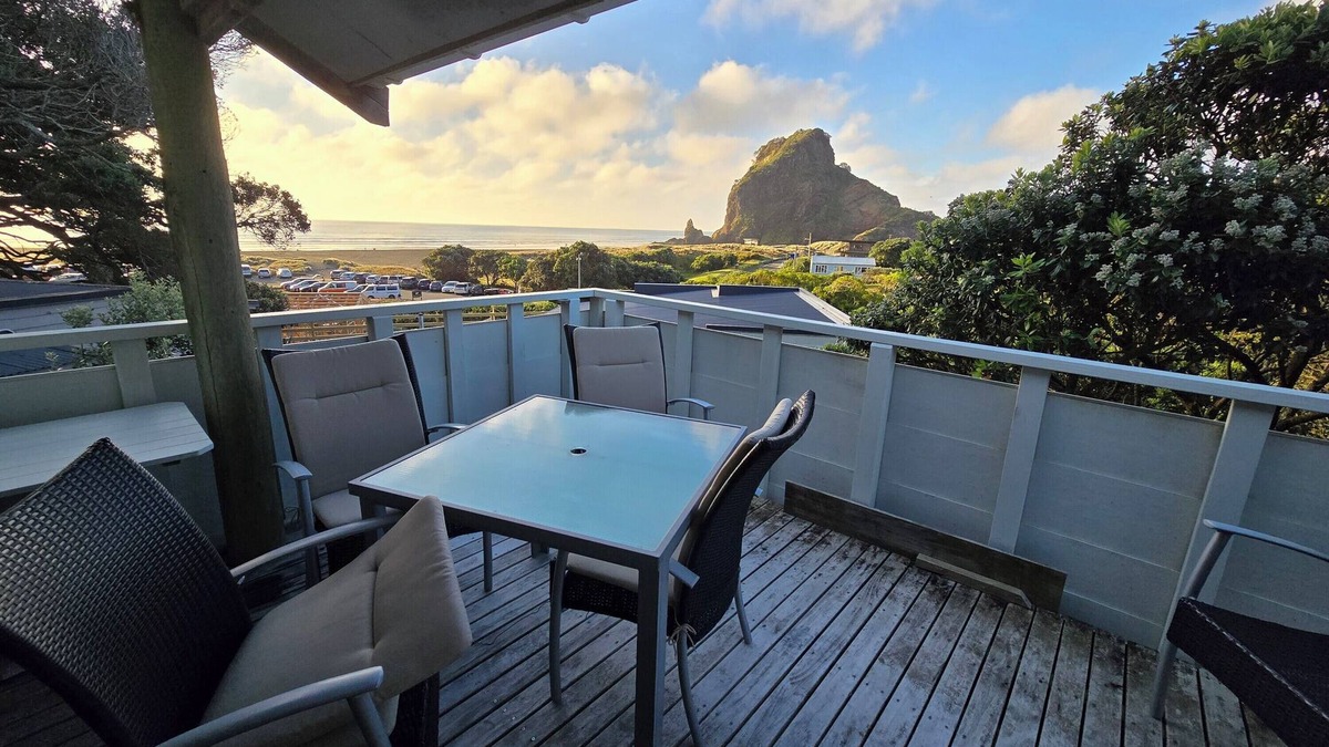 Piha House | Classic Piha Bach with Sea Views & Beach Proximity