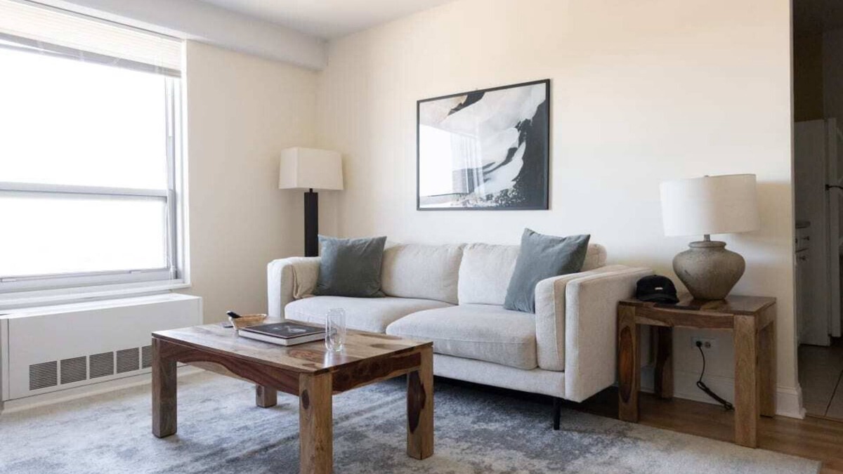 Ravenswood Apartment | Classic Ravenswood 1BR with City View by Zencity