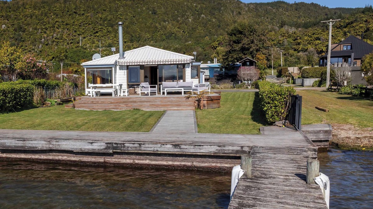 Rototai House | Classic Rotoiti Lakefront | Private Jetty & Views!