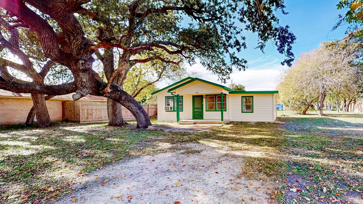 Aransas Pass House | Classic, single-level home with large yard & washer/dryer - a mile from the bay