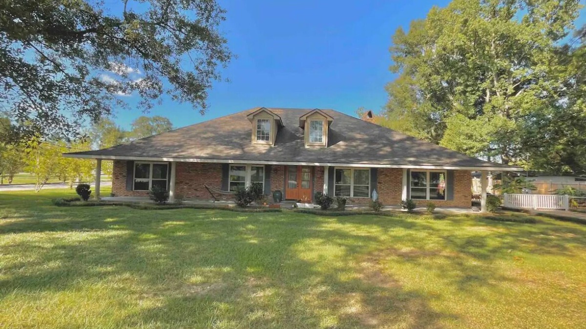 Denham Springs House | Classic southern home! Beautiful big kitchen, and centrally located home.