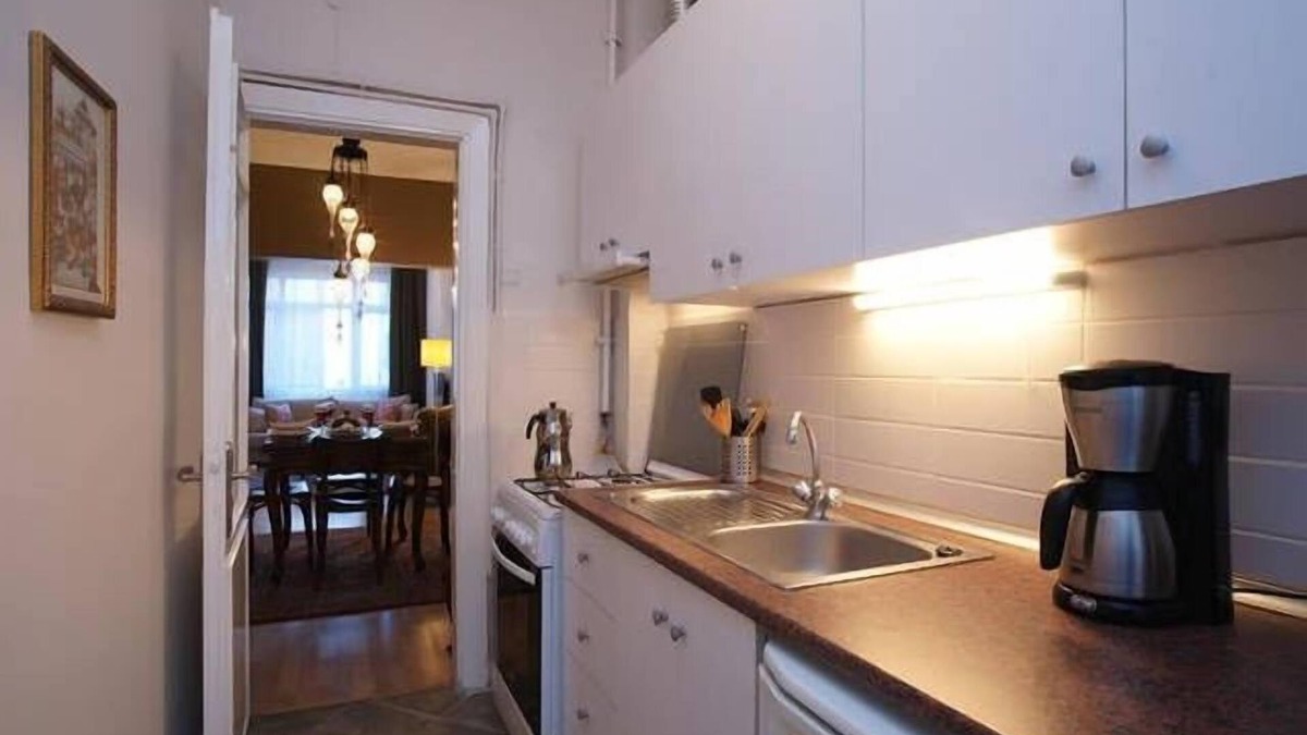 Sultanahmet Apartment | Classic Two Bedroom Apartment on Akbiyik St, Sultanahmet