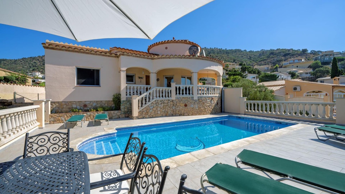 El Mas Isaac House | Classic Villa with sea-views, pool and garden