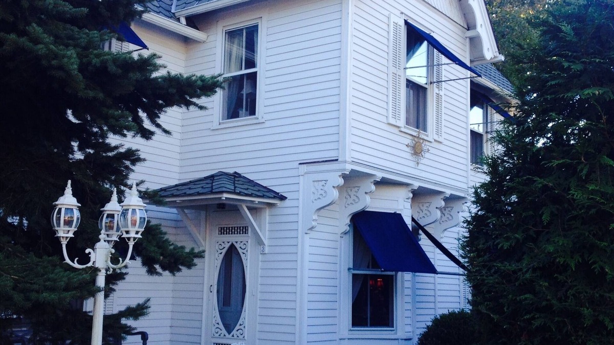 The Heights House | Classic Waterview Victorian Summer Cottage in Park-Like-Setting
