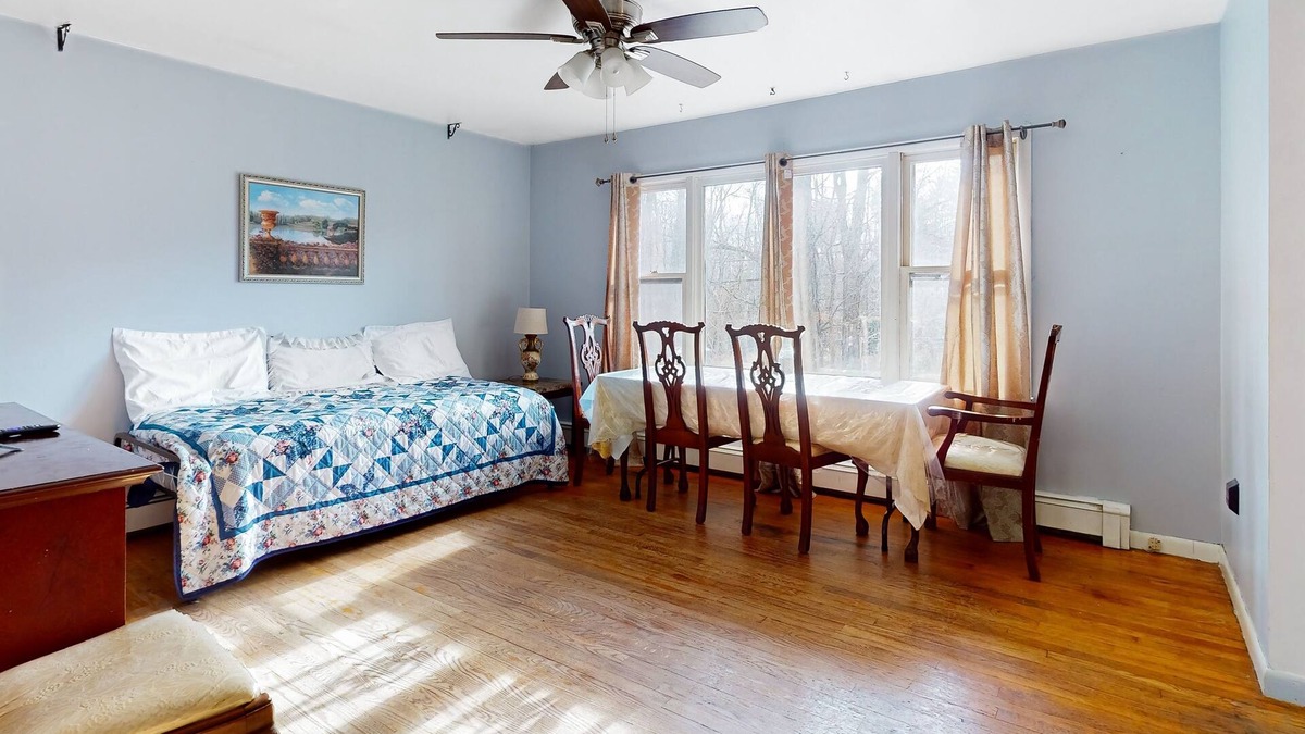 White Lake House | Classic White Lake hideaway with a large yard, washer/dryer, & full kitchen