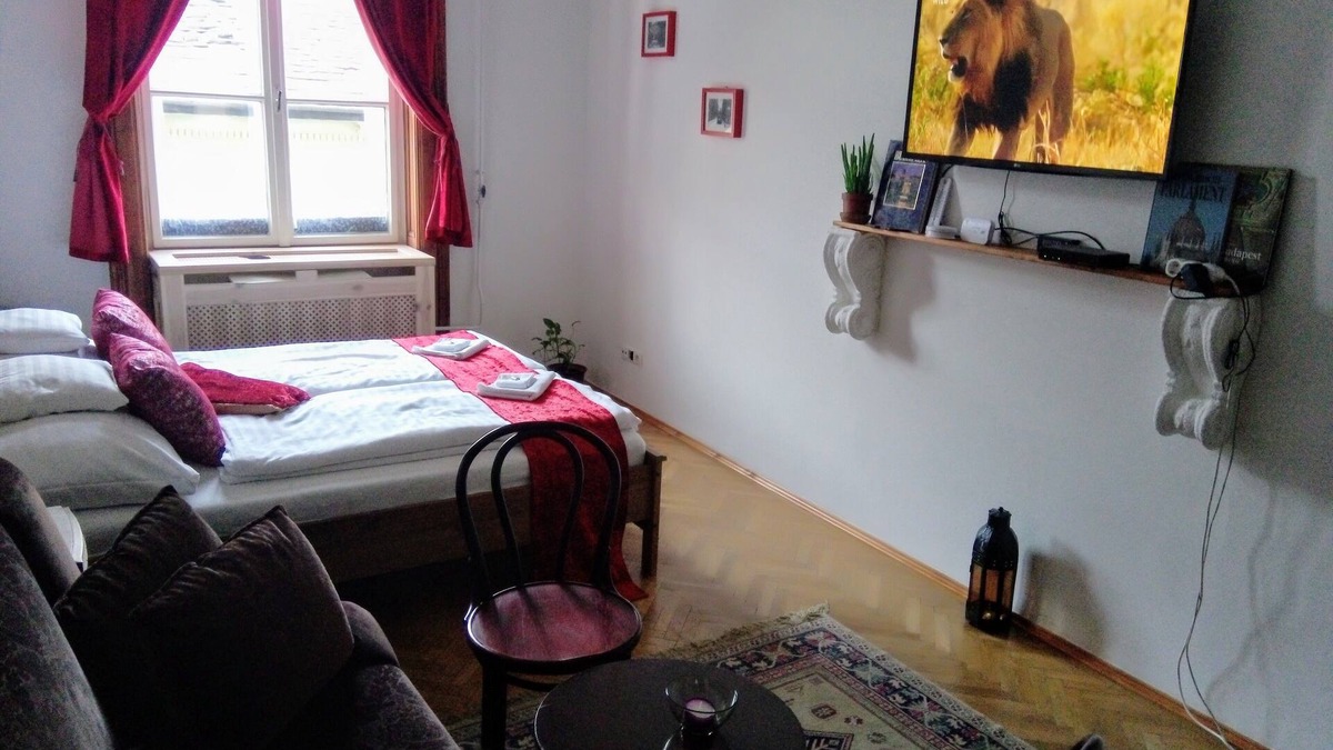 Erzsebetvaros Apartment | Classical Budapest apartment in the old Pest