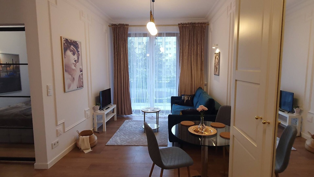 Warsaw Apartment | Classical Warszaw Apartment inside building with garden on the roof