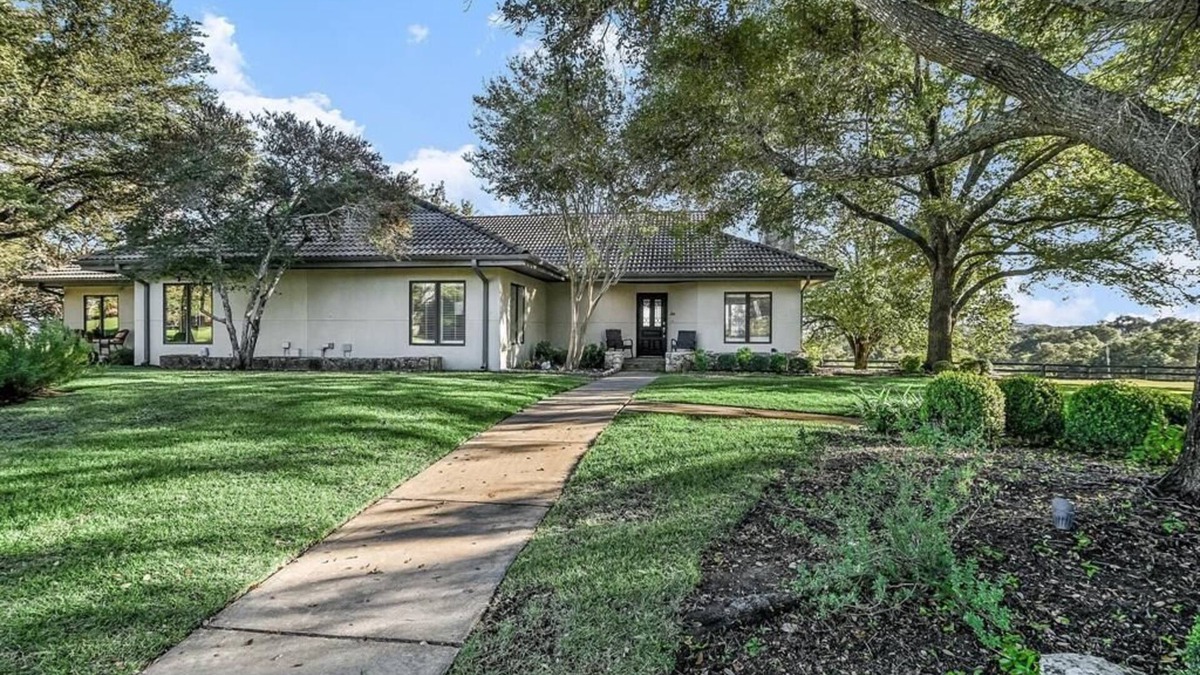 Barton Creek Lakeside Cottage | Classy and Cozy Cottage #6 in Barton Creek Lakeside- inside private country club