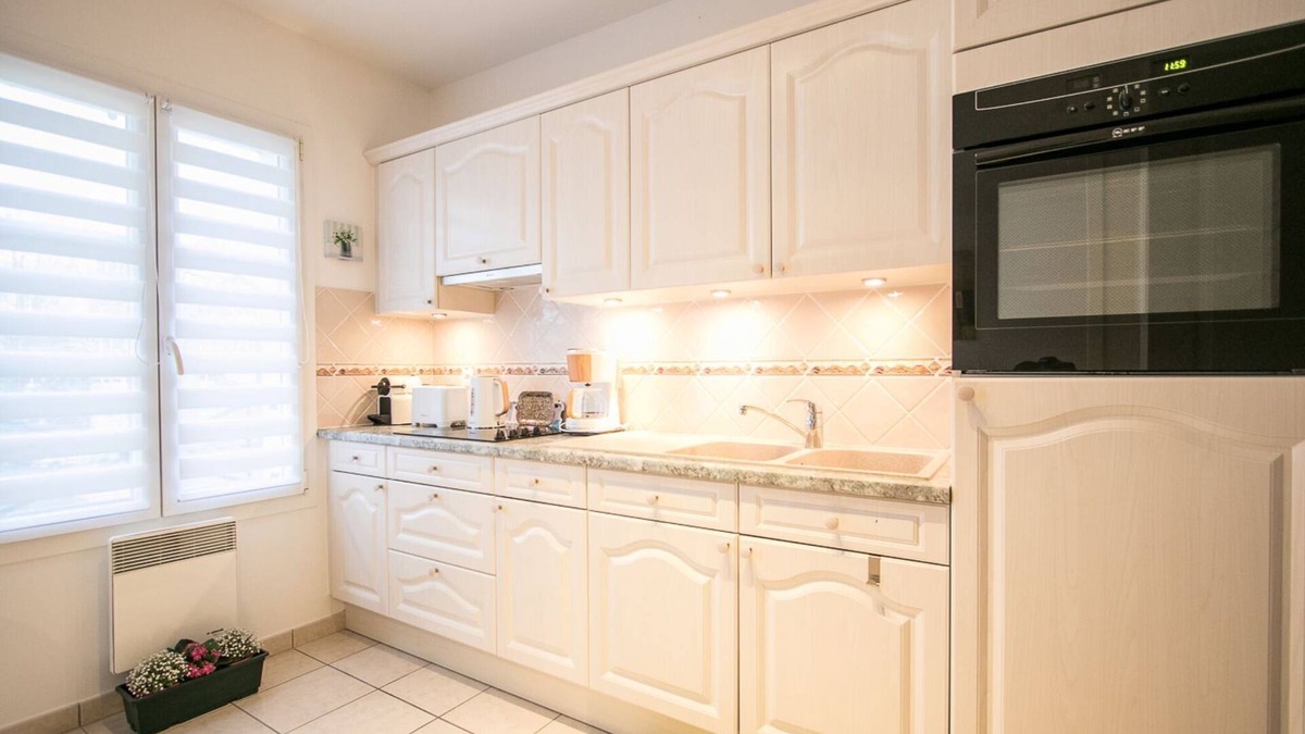 Bayeux Apartment | Classy Apartment in Bayeux with Heating Facility