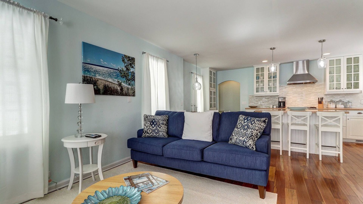 Harbor Springs Condo | Classy condominium with patio and balcony - near the lake!