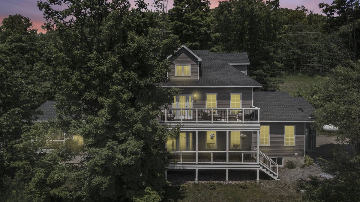 McNab/Braeside House | Classy Estate with Views + Walk to the Neat Café (10 min to Calabogie!)