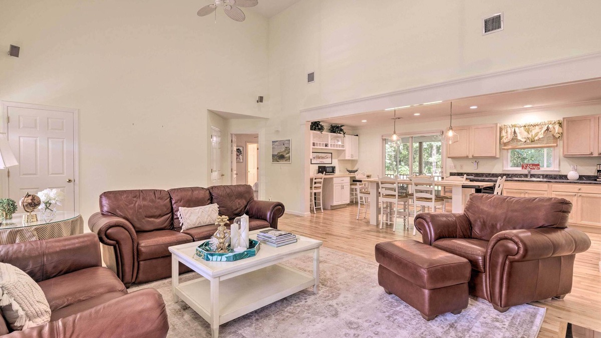 Jamesport House | Classy Getaway w/Deck & Yard < 1 Mi to Beach