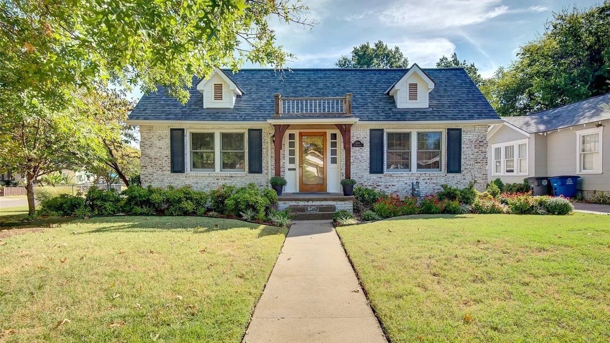 Tulsa House | Classy home w/deck & fenced yard only 2 blocks from the fairgrounds!