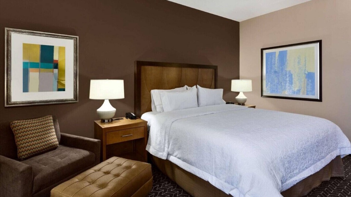 North Clayton House | Classy & Modern King Rm w/ Free Hot Breakfast!
