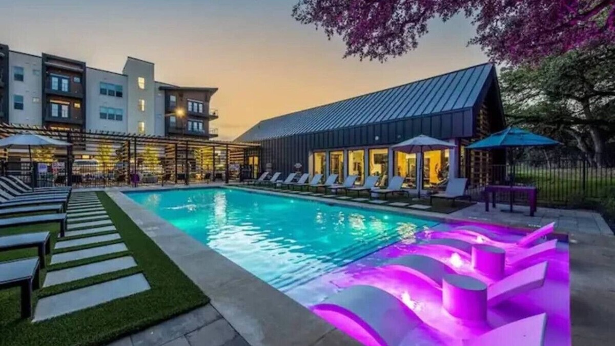 West Oak Hill Apartment | Classy Modern Studio with Pool plus Golf Sim