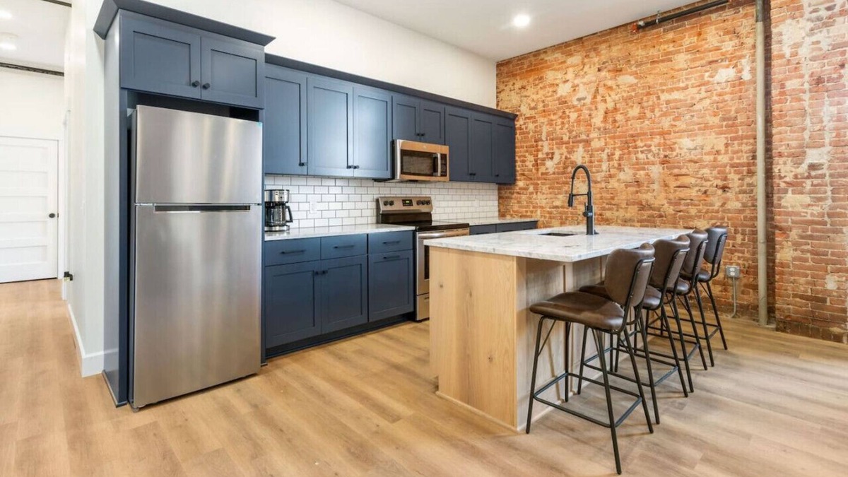 Millersburg Apartment | Clay St. Suite - American Hall