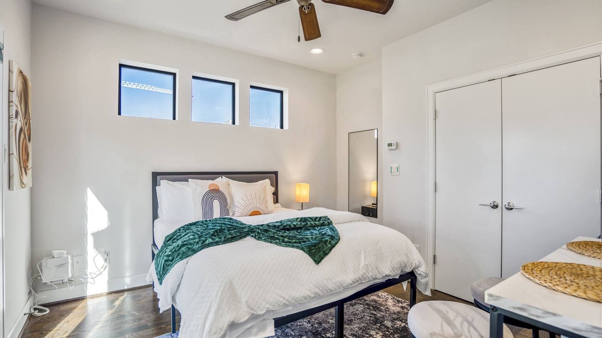 East Downtown Houston Apartment | Clay Studio in the heart of EADO
