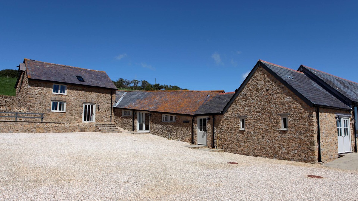 Littlebredy Cottage | Clayhanger Lodge is a spacious, converted detached barn