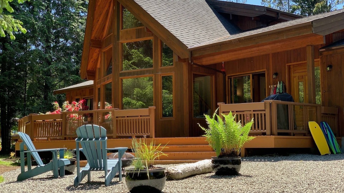 Tofino House | Clayoquot Retreat - Steps from South Chesterman Beach + hot tub. Dog friendly!