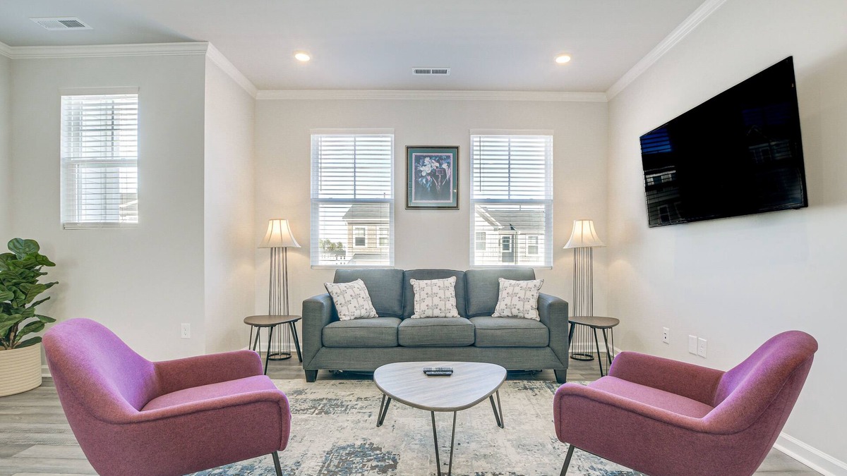 Kipling House | Clayton Townhome ~ 13 Mi to Downtown Raleigh!