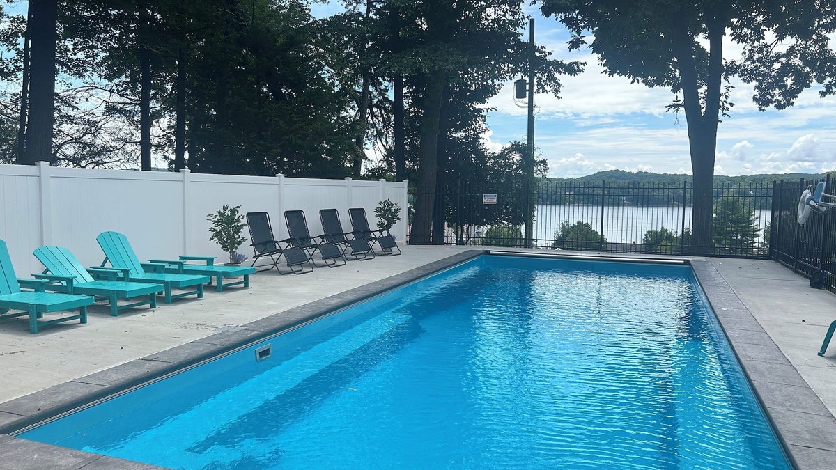 Ingles House | Claytor Lake Lakeview Home