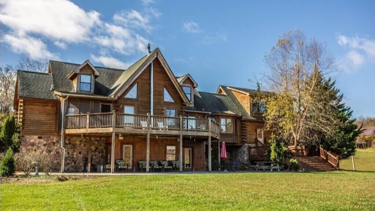 Draper House | Claytor Lake waterfront, near Blacksburg, VT, RU, Blue Ridge and more.