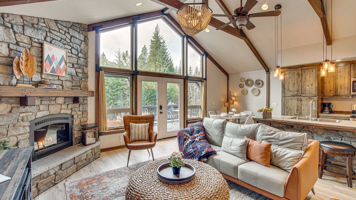 Cle Elum House | Cle Elum Cabin w/Hot Tub, Fire Pit & Deck!