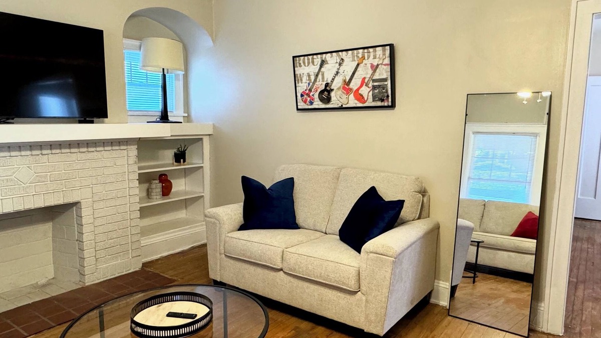 Shaker Heights Apartment | CLE Rock-n-Roll Apartment-CLE Clinic Long Term Stays Welcomed