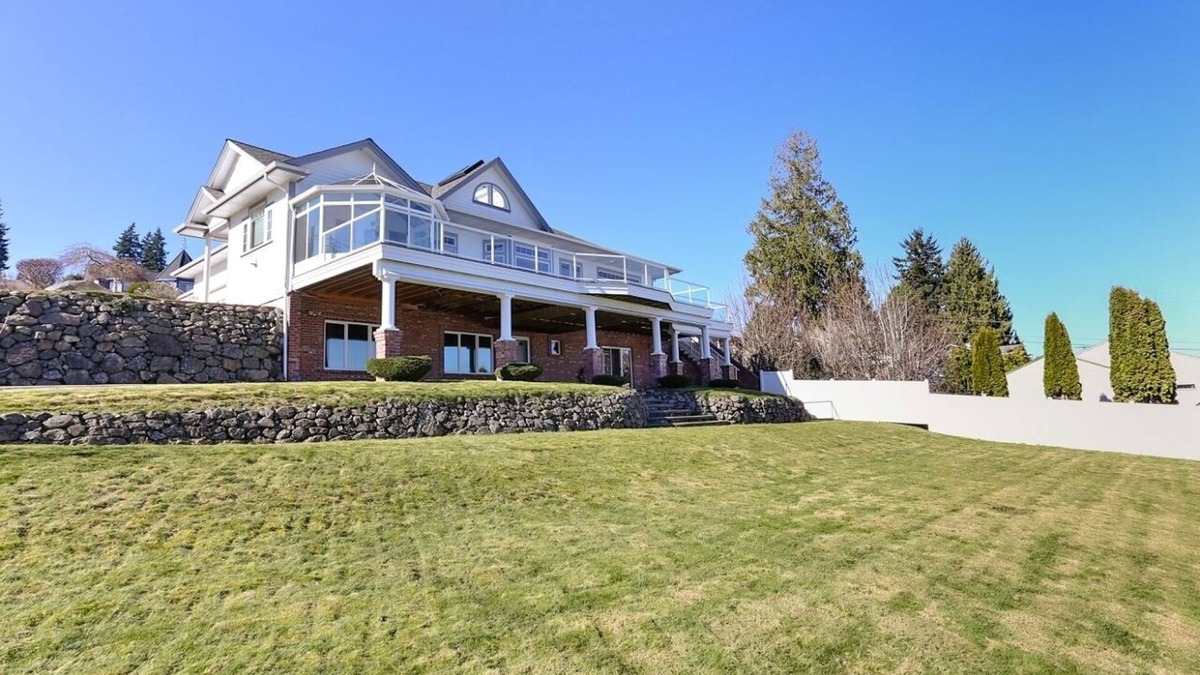 Manchester Apartment | Clean 1 bedroom apartment with commanding view of Seattle.