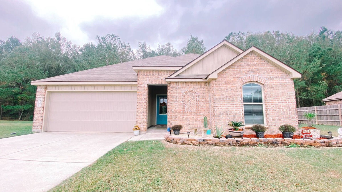 Robert House | Clean 1 Bedroom House With Beautiful Wooded View