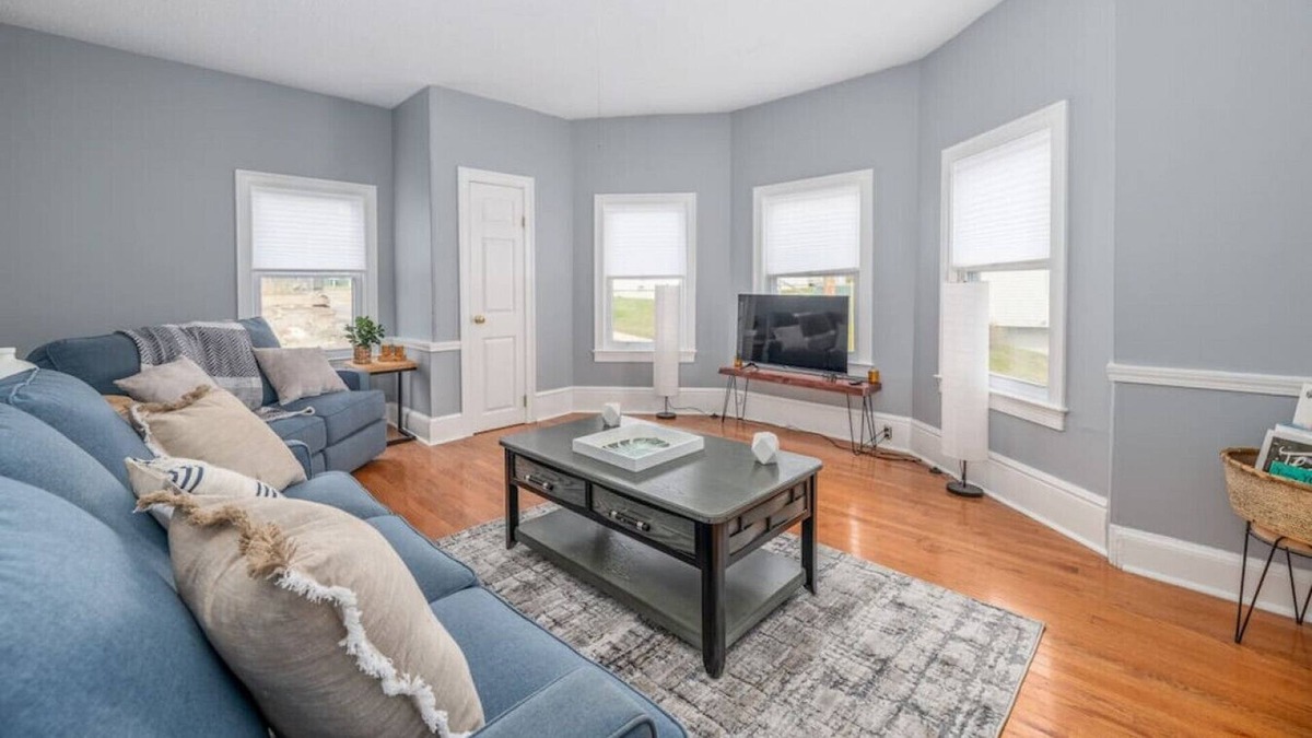East Bayside Apartment | Clean 2 Bedroom Close To Downtown Old Port