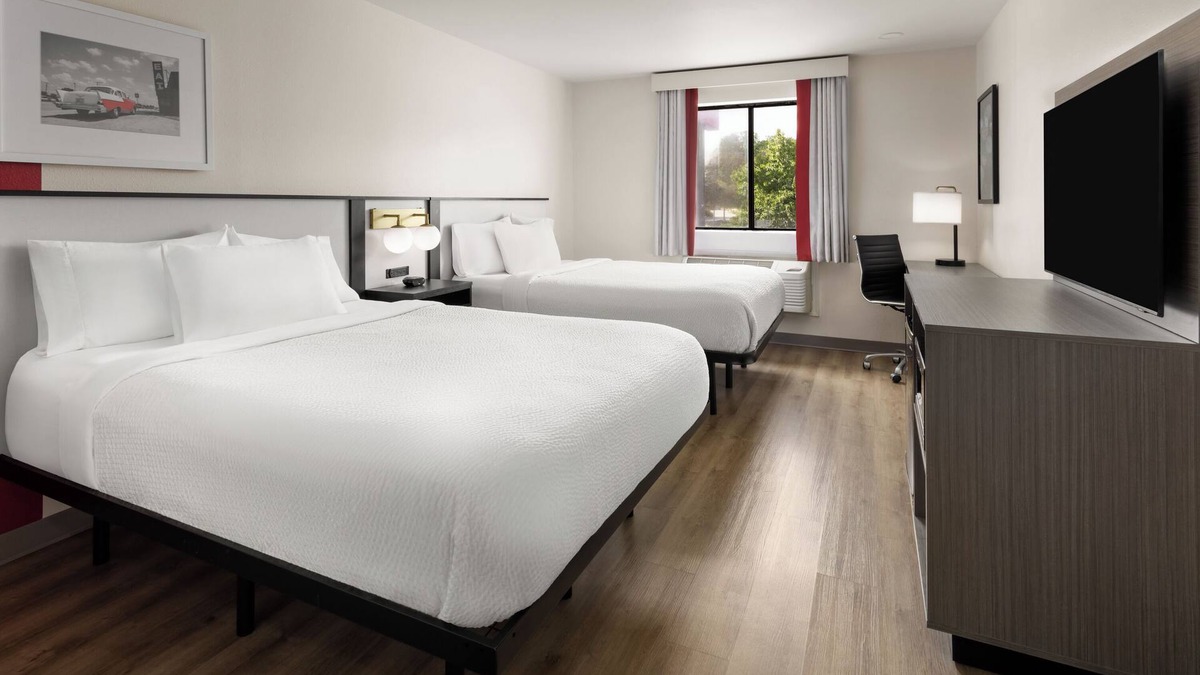 York Hotel | Clean 2 Queen-Bed Room in York just off I-83 Hershey